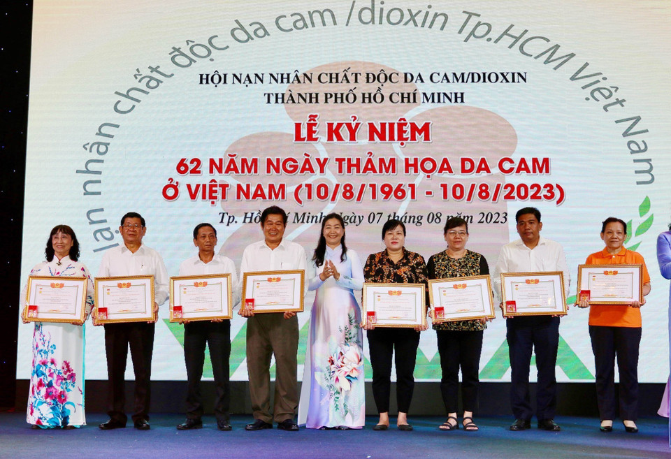 Commemorative insignias are presented to outstanding individuals who have made major contributions to supporting AO victims, at a ceremony in Ho Chi Minh City on August 7. (Photo: VNA)