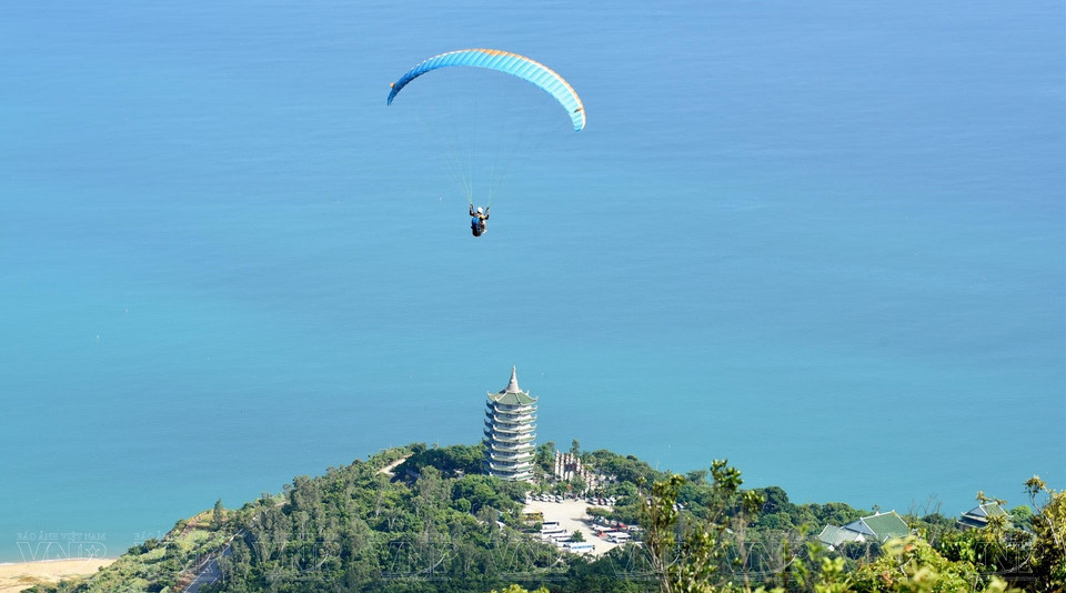 The renowned Linh Ung Pagoda under paragliders. (Photo: VNP/VNA)