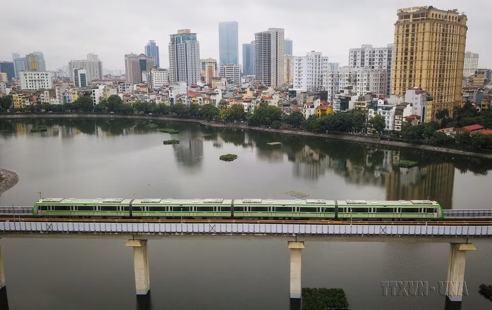 The Cat Linh - Ha Dong metro line has a length of 13.5 km and runs above ground. The line was put into operation on November 6, 2021. (Photo: VNA)