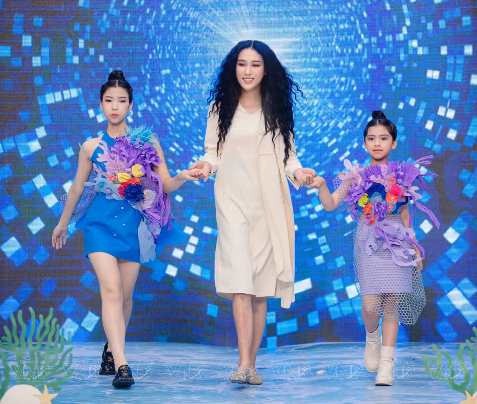 The main job of Vu Hoang Mai Chau, who leads the Vietnam Network of Transgender People, is teaching companies specialising in providing child models. (Photo: VNP/VNA)