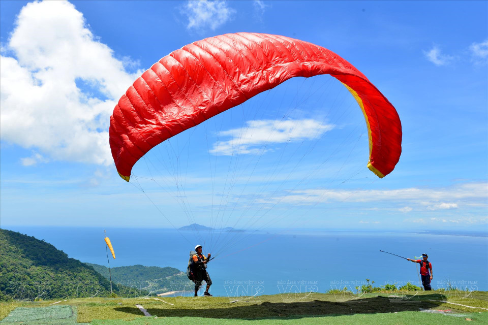 The renowned Linh Ung Pagoda under paragliders. (Photo: VNP/VNA)