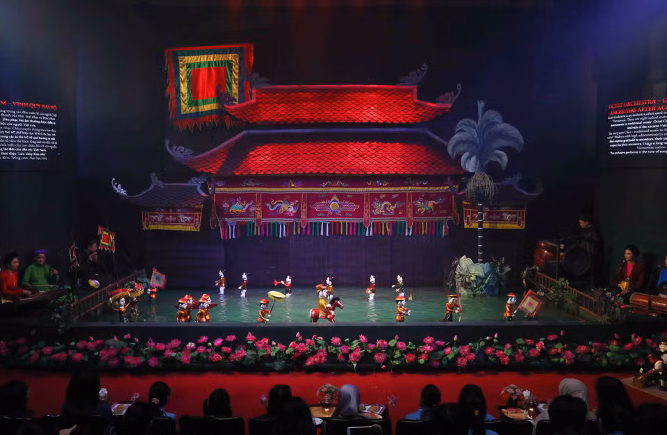 Knowing and understanding water puppetry, an intangible cultural heritage of Vietnam, is also learning about the Vietnamese culture and people. (Photo: VNA)