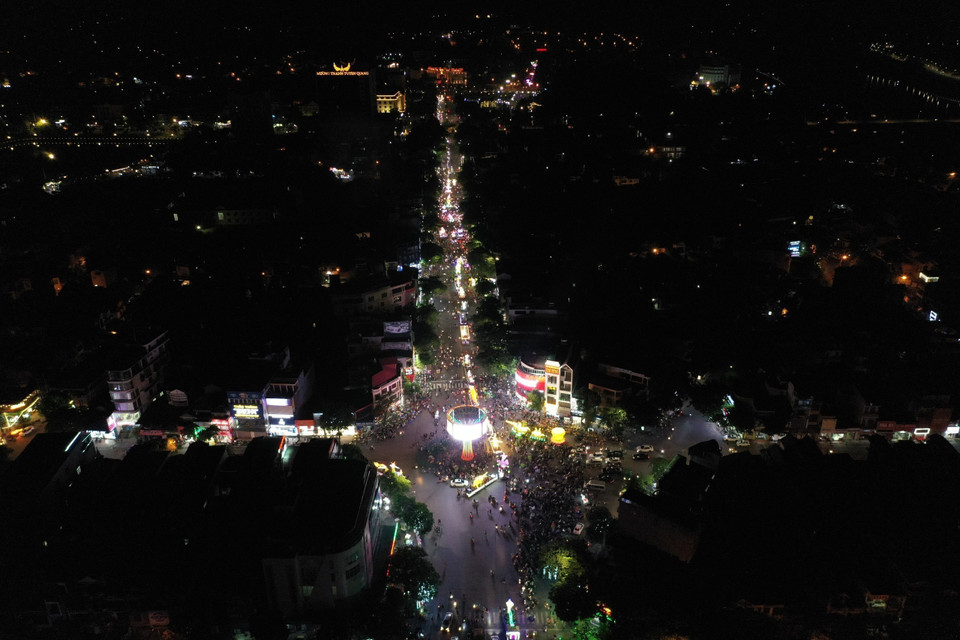 Major streets in Tuyen Quang city are filled with colourful giant lanterns in parades. (Photo: VNA)