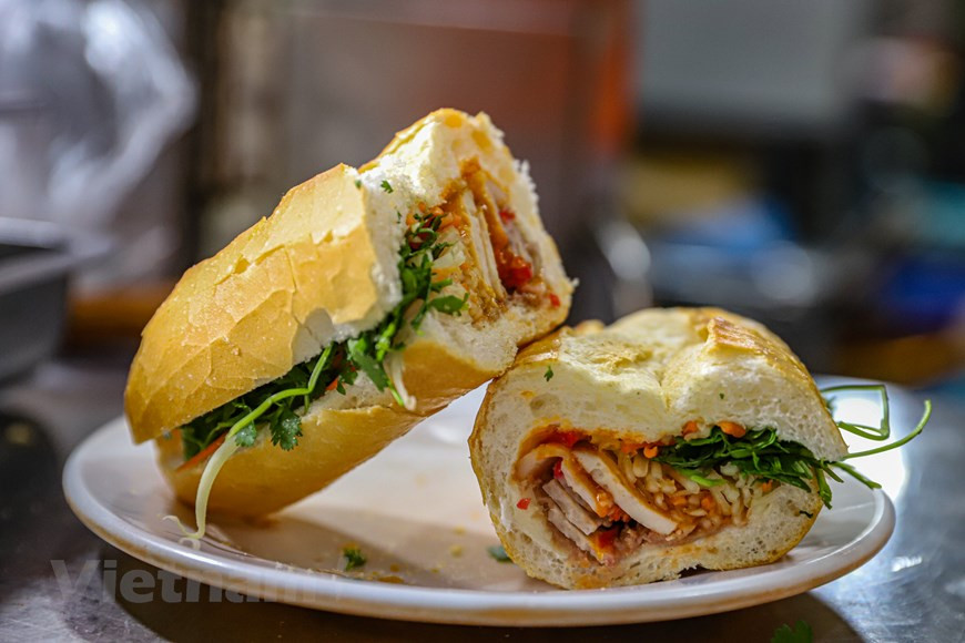 130 years after a Vietnamese version was first created, banh mi still contains the essence of Vietnamese cuisine. With its simplicity, it has conquered the taste buds of diners around the world. (Photo: Vietnam+)