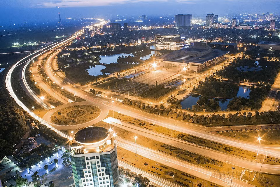 The Lang - Hoa Lac road is a key thoroughfare within the general planning of the Xuan Mai - Mieu Mon - Hoa Lac - Son Tay urban chain and the longest in the country at nearly 29 km. The link was opened on October 3, 2010. In mid-July 2010, it was renamed Thang Long Boulevard. (Photo: VNA)