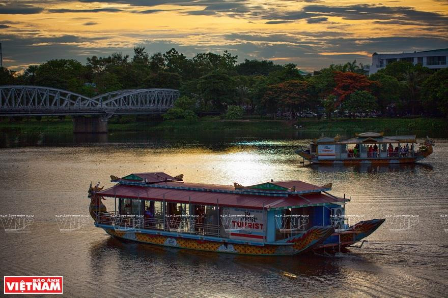 When the sunset stretches, peaceful atmosphere and calming water give visitors a sense of serenity (Photo: VNA)
