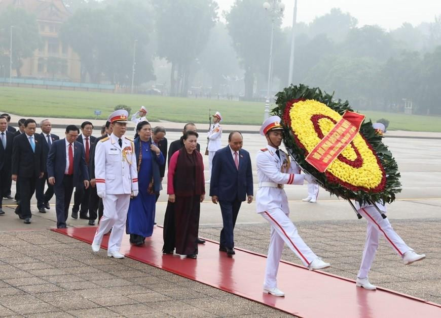 Party and State leaders and National Assembly deputies pay tribute to President Ho Chi Minh at his mausoleum in Hanoi before the opening ceremony of the eighth session of the 14th National Assembly (Photo: VNA)