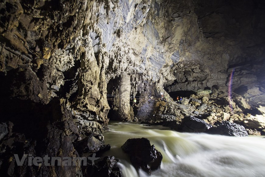 Tien cave is situated in Cao Quang commune, Tuyen Hoa district, Quang Binh province, fascinating those who love natural wonders and exciting experiences (Photo: Oxalis Adventures)