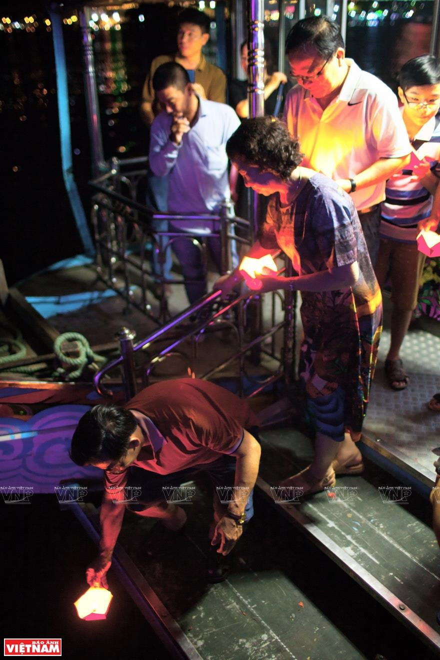 Releasing lanterns and praying on the river in Hue City is one of the city’s uniqueness (Photo: VNA)