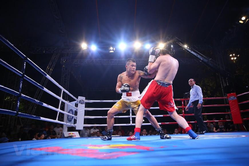 Truong Dinh Hoang competes against Korean boxer at 76kg weight level for the title East Asia WBA (Photo: VNA)