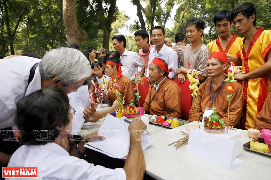 There are competitions for To He makers to restore and preserve the ancient trade (Photo: VNA)