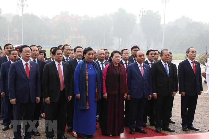 Party and State leaders and National Assembly deputies pay tribute to President Ho Chi Minh at his mausoleum (Photo: VNA)