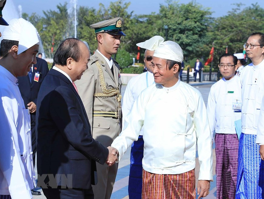 Myanmar President U Win Myint welcomes Prime Minister Nguyen Xuan Phuc (L) (Photo: VNA)