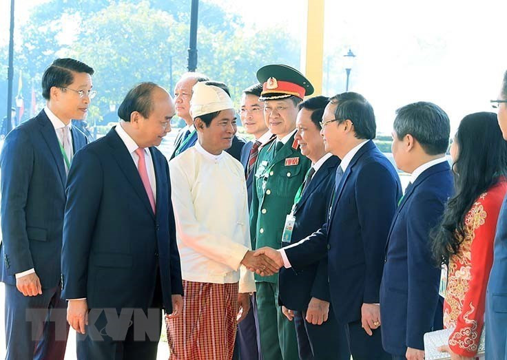 Prime Minister Nguyen Xuan Phuc introduces members of the Vietnamese delegation to Myanmar President U Win Myint (Photo: VNA)
