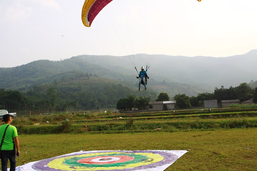 Hanoi Paragliding Club member share passion for paragliding in particular and aviation sports in general (Photo: HNPG/Vietnam+)