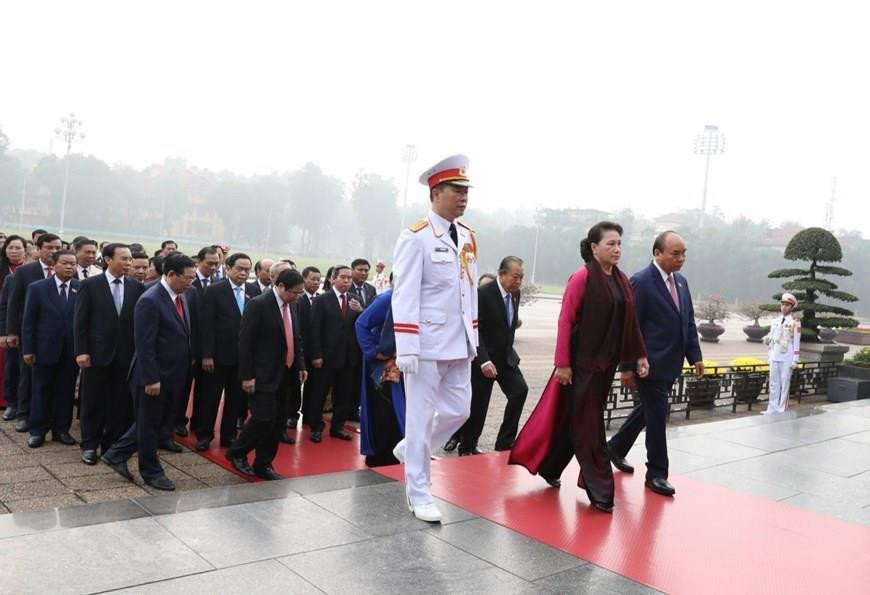 Prime Minister Nguyen Xuan Phuc and National Assembly Chairwoman Nguyen Thi Kim Ngan lead the delegation to pay tribute to President Ho Chi Minh at his mausoleum (Photo: VNA)