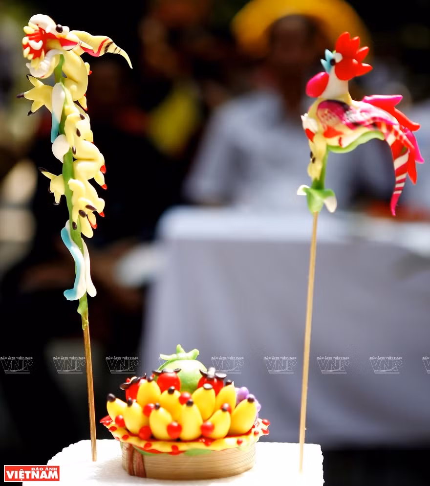 In the past, To He were usually familiar animals, fruits and national heroes. Now the figurines are created in a greater variety of imaginative forms (Photo: VNA)