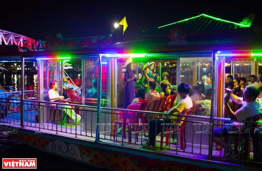 Travellers can immerse in the unique Hue melodies (Photo: VNA)