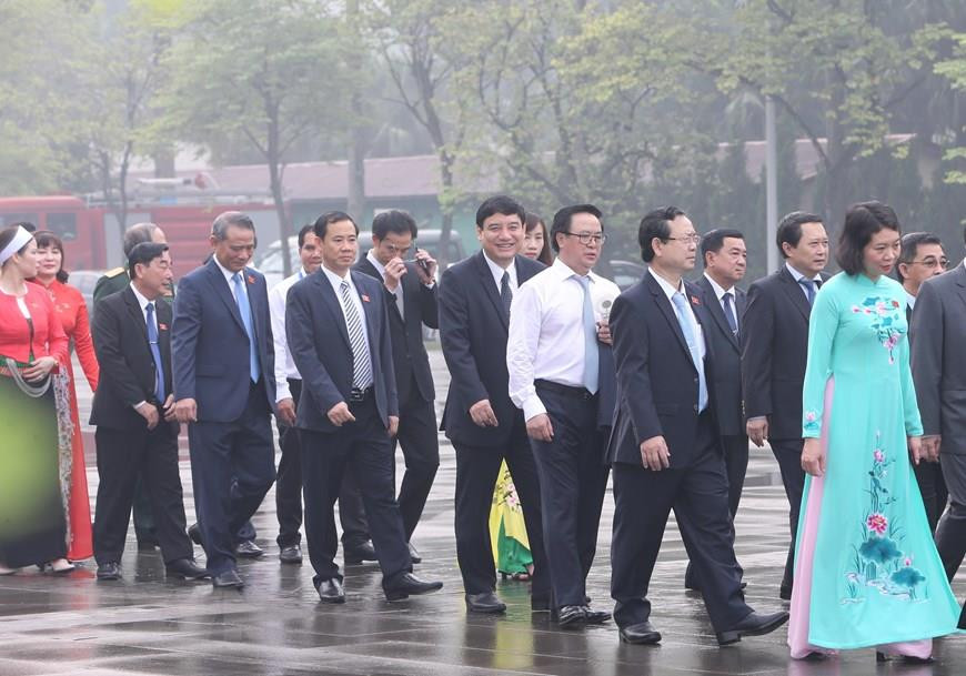 National Assembly deputies pay tribute to President Ho Chi Minh at his mausoleum in Hanoi before the opening ceremony of the eighth session of the 14th National Assembly (Photo: VNA)