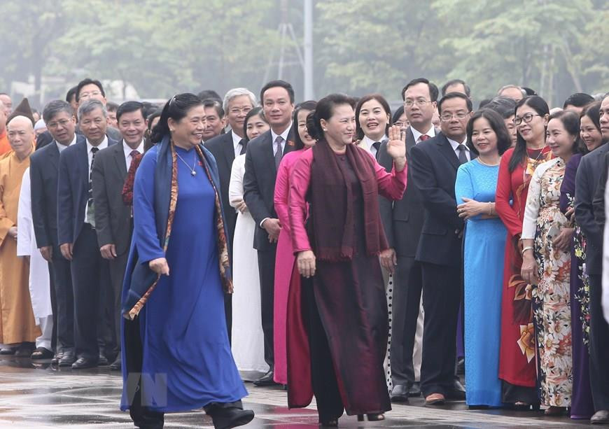 National Assembly Chairwoman Nguyen Thi Kim Ngan and National Assembly Standing Vice Chairwoman Tong Thi Phong join the National Assembly delegation to pay tribute to President Ho Chi Minh at his mausoleum (Photo: VNA)