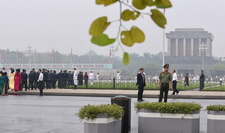 Party and State leaders and National Assembly deputies pay tribute to President Ho Chi Minh at his mausoleum in Hanoi before the opening ceremony of the eighth session of the 14th National Assembly (Photo: VNA)