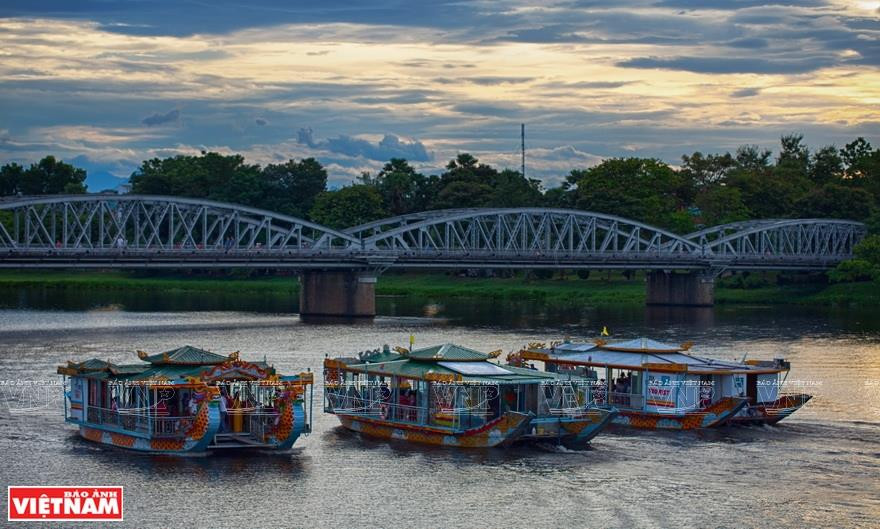 The boats sail along the Huong River and pass through many famous monuments of the former imperial city of Hue (Photo: VNA)