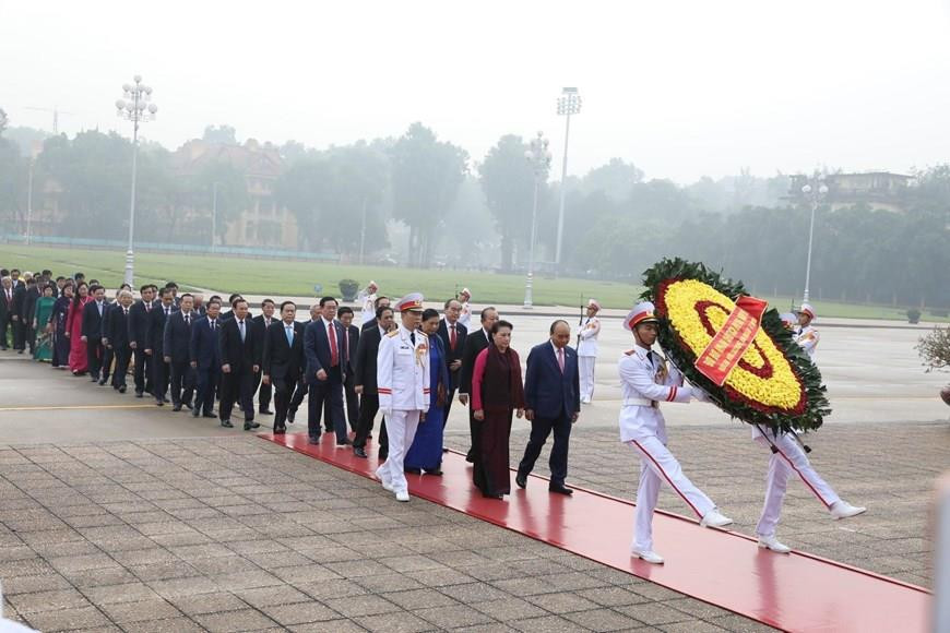 Party and State leaders and National Assembly deputies pay tribute to President Ho Chi Minh at his mausoleum (Photo: VNA)