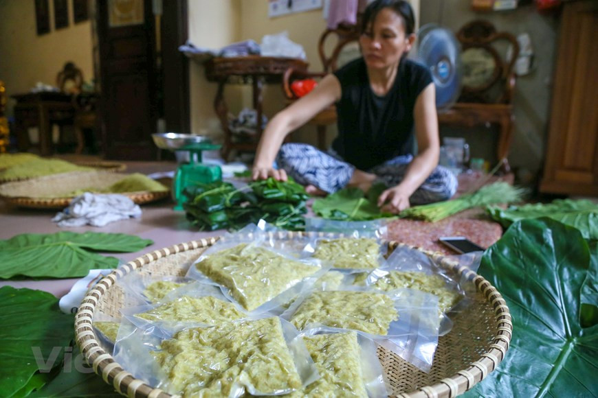 In the past, Com used to be pounded by hand. Nowadays in Vong village, most people use machine to process Com (Photo: The Dai / Vietnam +)h