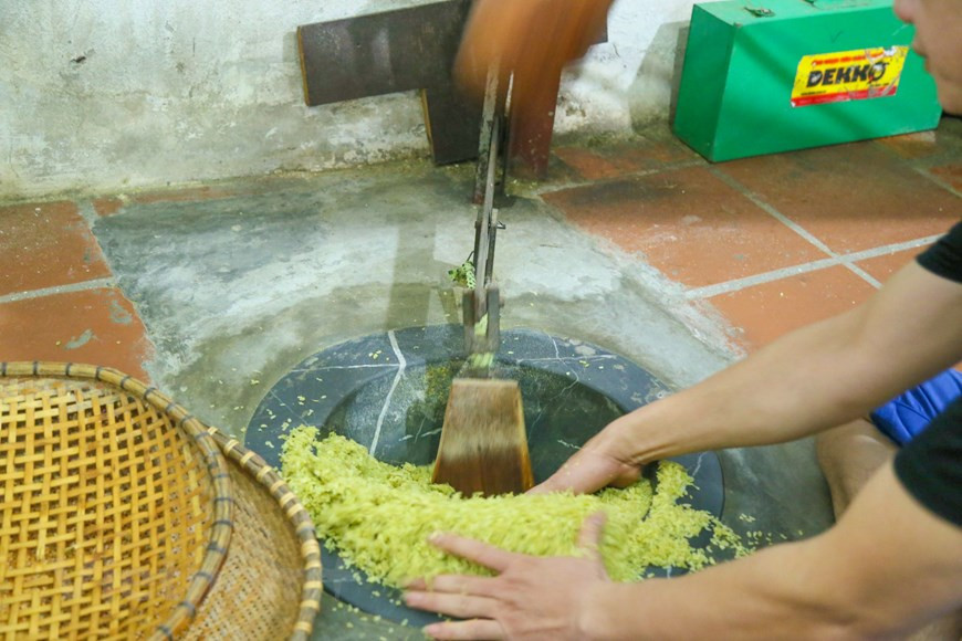 The hardest thing is to choose the quality of the rice to make good quality young green rice (Photo: The Dai / Vietnam +)