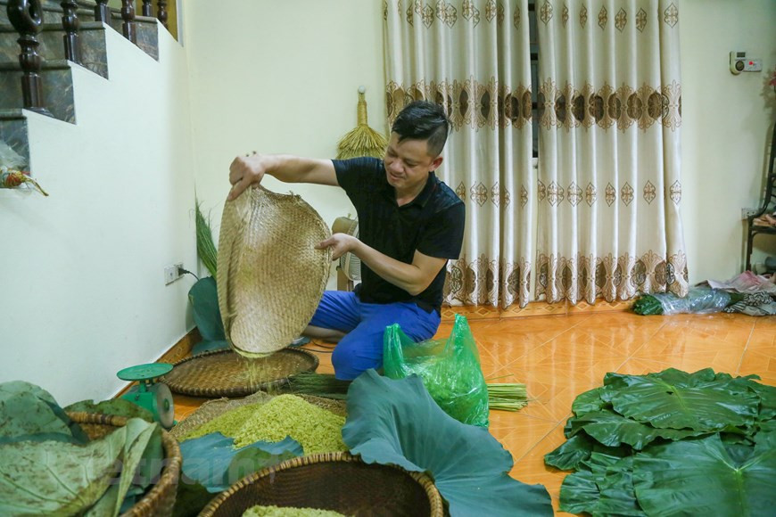 The sound of Com processing and the smell mesmerise people (Photo: The Dai / Vietnam +)