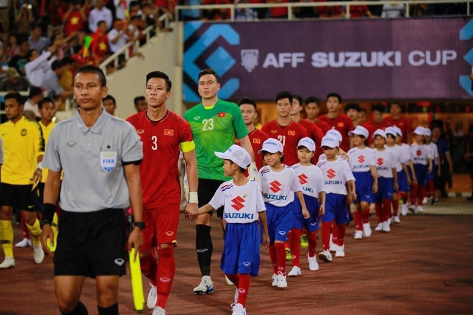 The Vietnamese team enter the stadium for their second match in Group A of the AFF Suzuki Cup 2018 (Photo: VNA)