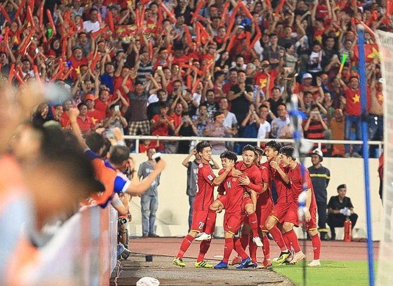Vietnamese players celebrate their first goal scored by Nguyen Cong Phuong. Phuong also opened the scoring at the match against Laos on November 8 (Photo: VNA)