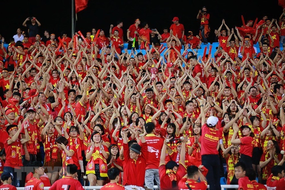 Football fans with red shirts fill up My Dinh Stadium on November 16 evening (Photo: VNA)