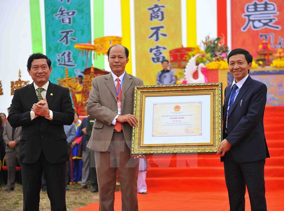 Scene at a ceremony regcognised Ha Nam's Tich Dien ceremony as a national intangible heritage (Photo: VNA)