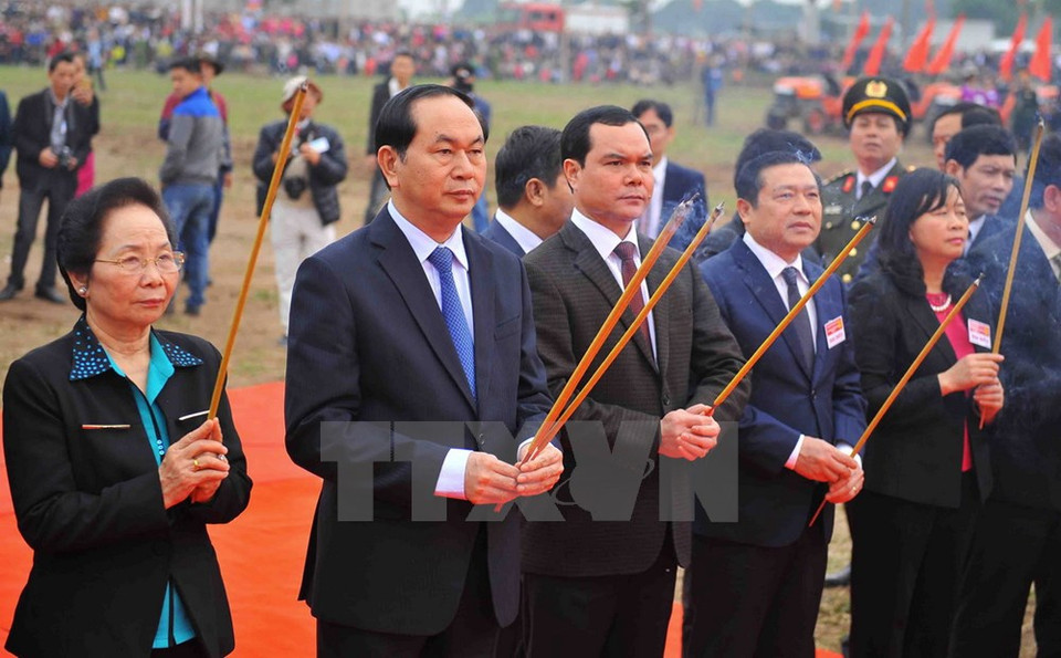 The President offers incense at the festival (Photo: VNA)