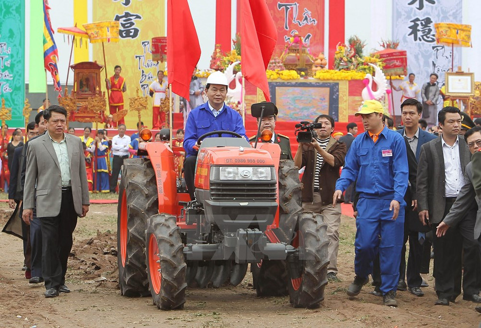 President Quang rides a ploughing machine at the festival (Photo: VNA)