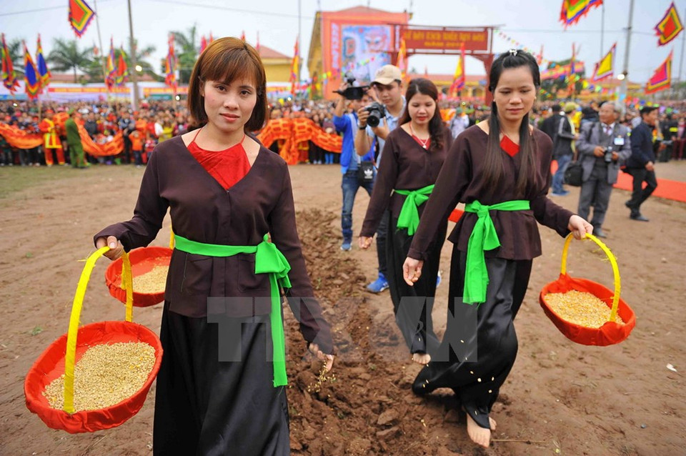 Villagers scatter seeds to pray for a bumper haverst (Photo: VNA)