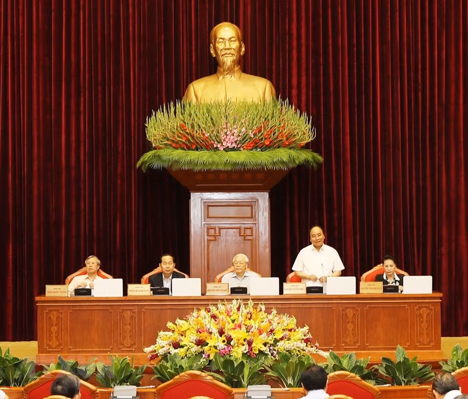 Politburo member and Prime Minister Nguyen Xuan Phuc chairs the meeting (Source: VNA) 