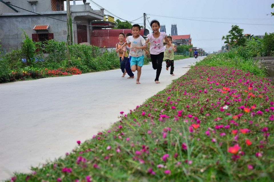 Children play on a green-clean- beautiful road in Hai Dong commune, Hai Hau district. (Source: VNA)