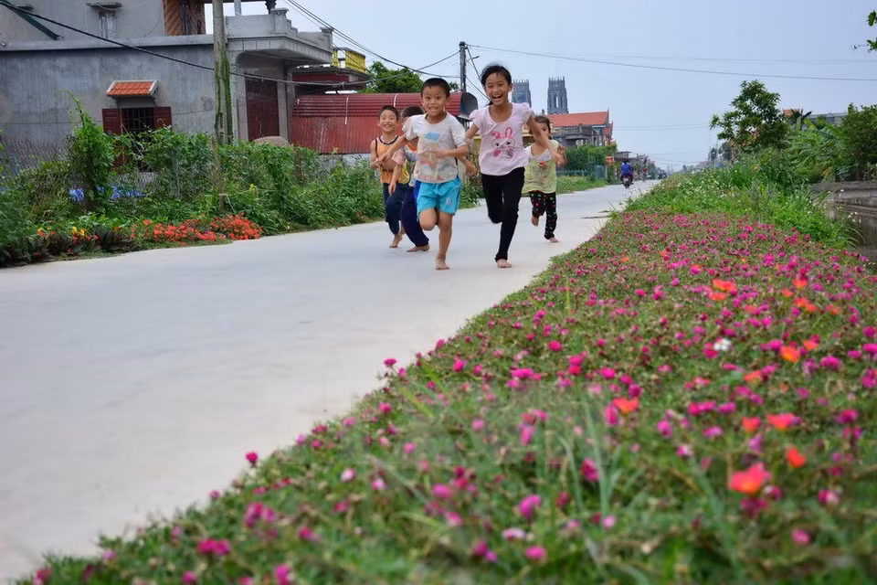 Children play on a green-clean- beautiful road in Hai Dong commune, Hai Hau district. (Source: VNA)
