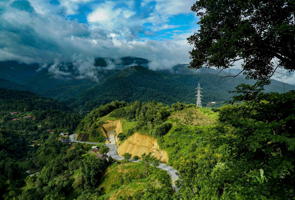 The mesmerizing scenery of Pha Din Pass at dawn. (Photo: VNA)
