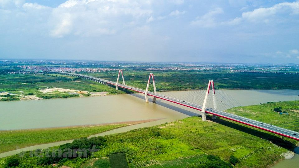 The bridge is 33.2 metre wide, divided into four lanes for motorized vehicles, two lanes for buses, two lanes for mixed vehicles and pedestrian paths. Each span has 11 pairs of cables (Photo: Vietnam+)