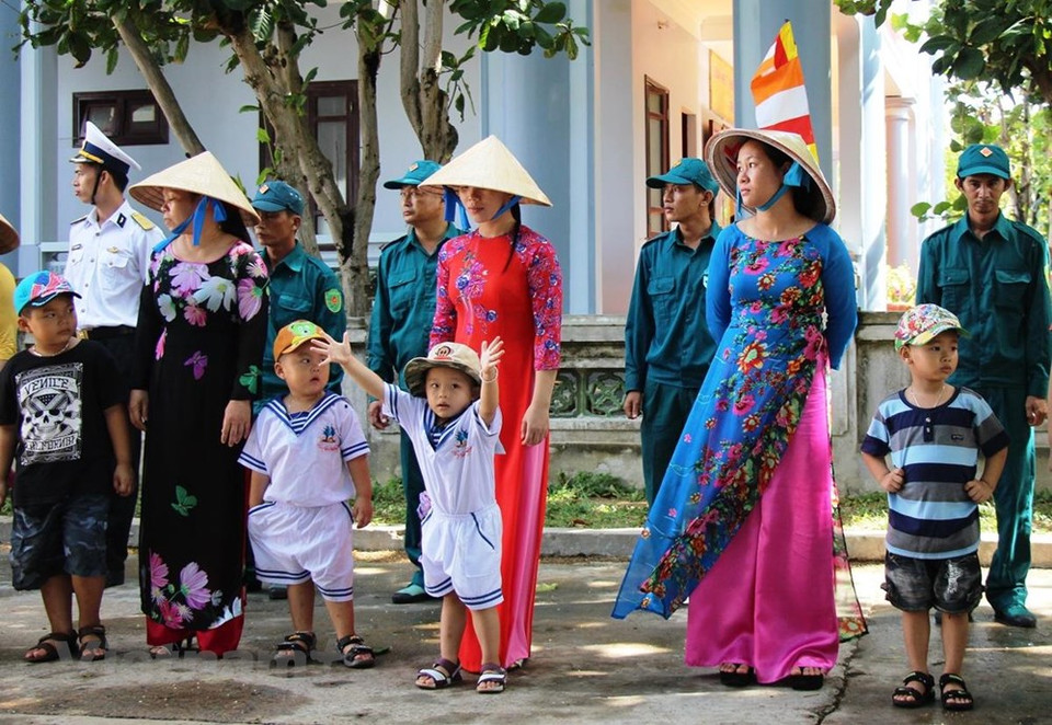 Reporter of VietnamPlus e-news paper had a chance to witness the eternal vitalityand close connection between people and soldiers on Truong Sa (Photo: Vietnam+)