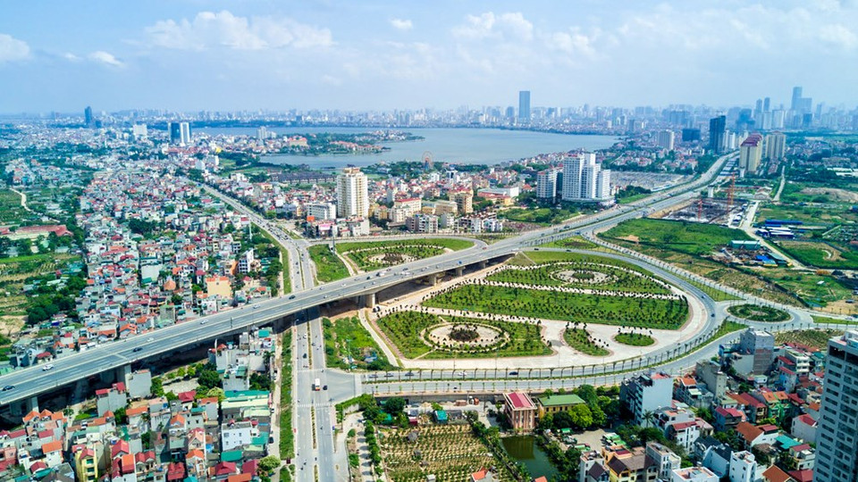 Nhat Tan Bridge was designed and built to become a new icon of the capital, its five towers symbolizing the five ancient gates of Hanoi. It also helps shorten time from Noi Bai International Airport to the city's centre (Photo: Vietnam+)