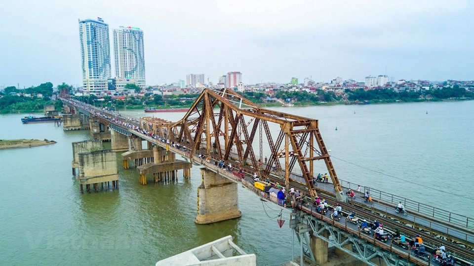 The bridge is seriously degraded and is being repaired to facilitate Hanoi-Lang Son rail route (Photo: Vietnam+)