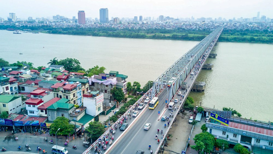 In the late 1990s, Chuong Duong bridge was constantly overloaded, causing Hanoi to build more rotation systems at the south of the bridge to relieve congestion of the directions of Tran Quang Khai and Tran Nhat Duat streets (Photo: Vietnam+