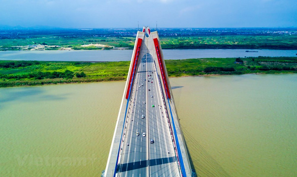 Nhat Tan Bridge has a total length of 8.3 kilometres, including a 3.7 kilometre bridge, with 1.5 kilometre cable-stayed bridge with five spans crossing the Red River (Photo: Vietnam+)