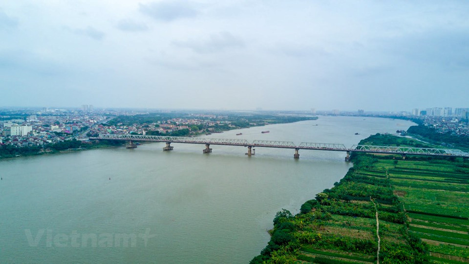 Chuong Duong bridge is one of the main bridges that moves traffic across the Red River in Hanoi (Photo: Vietnam+)
