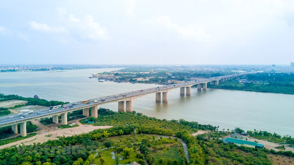 The Thanh Trì Bridge (completed 2008) is a bridge across the Red River in Hanoi. It was one of the Millennial Anniversary of Hanoi commemorative projects along with the Vĩnh Tuy Bridge (Photo: Vietnam+)