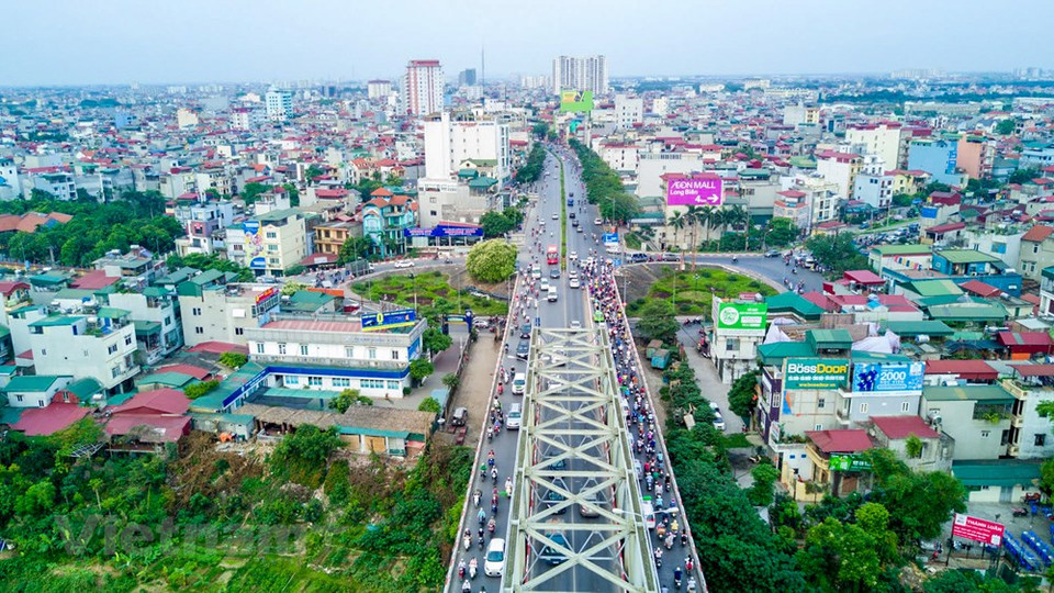 The original design of the bridge was estimated to accommodate 7,000 vehicles per day but then the number of vehicles increased by 3-4 times (Photo: Vietnam+)